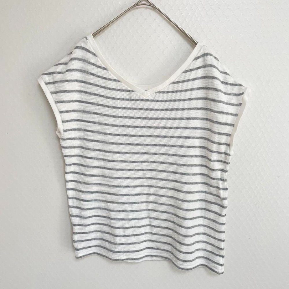 V-neck black and white striped short sleeves